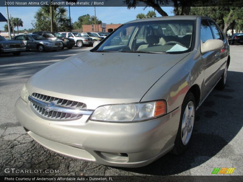Front 3/4 View of 2000 Altima GXE