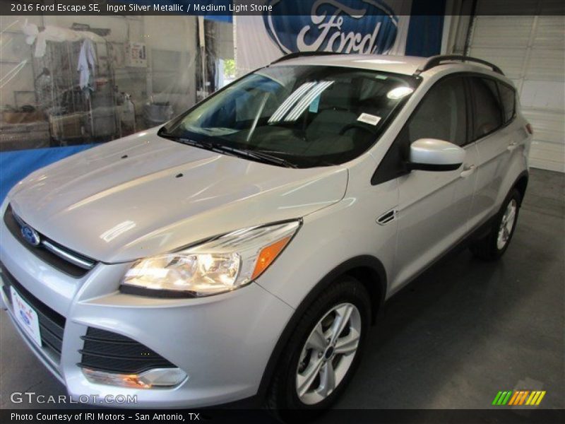 Ingot Silver Metallic / Medium Light Stone 2016 Ford Escape SE