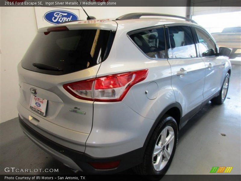 Ingot Silver Metallic / Medium Light Stone 2016 Ford Escape SE
