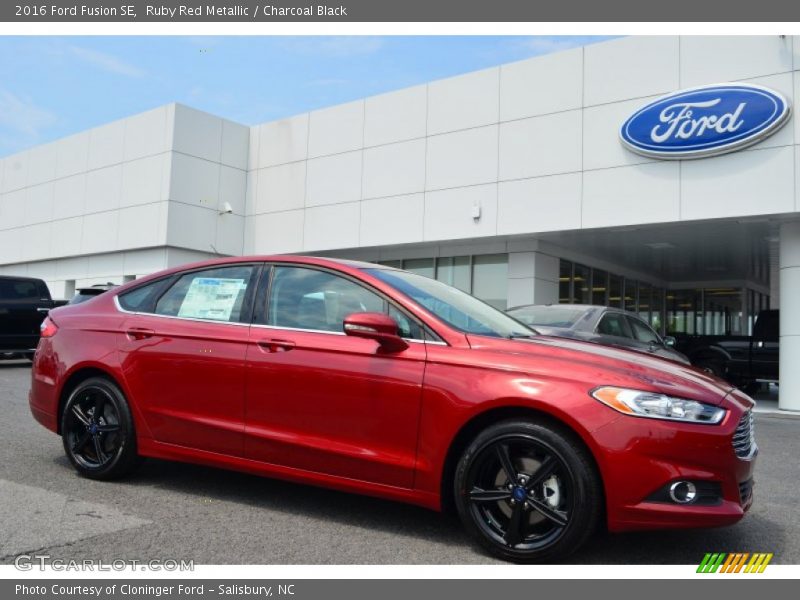 Front 3/4 View of 2016 Fusion SE