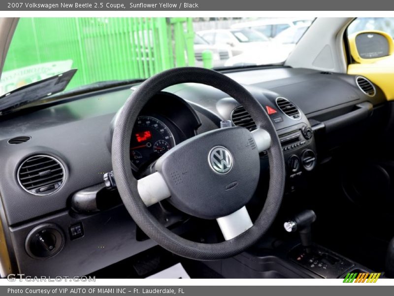 Dashboard of 2007 New Beetle 2.5 Coupe