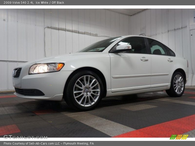 Ice White / Off Black 2009 Volvo S40 2.4i