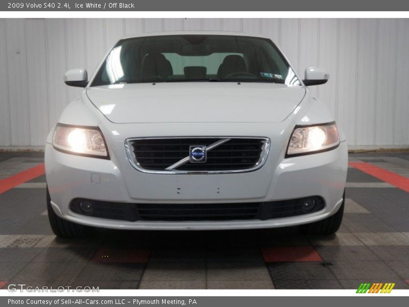 Ice White / Off Black 2009 Volvo S40 2.4i