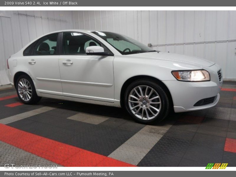 Ice White / Off Black 2009 Volvo S40 2.4i