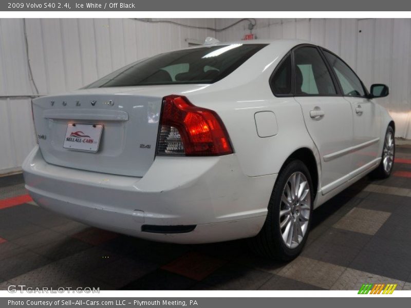 Ice White / Off Black 2009 Volvo S40 2.4i