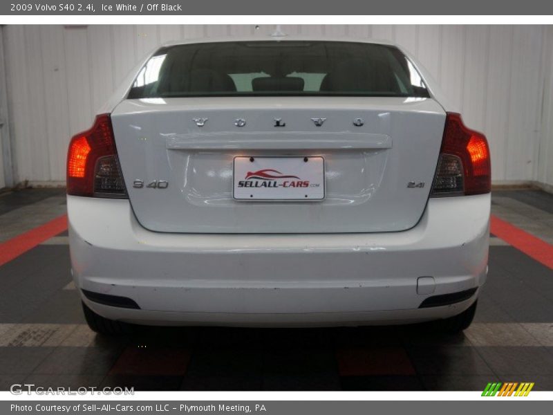 Ice White / Off Black 2009 Volvo S40 2.4i