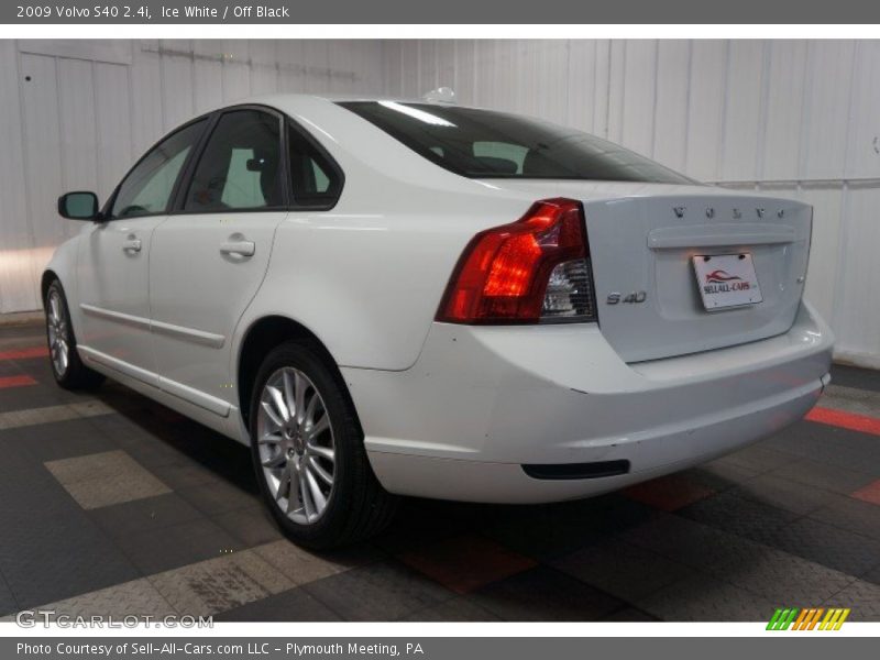 Ice White / Off Black 2009 Volvo S40 2.4i