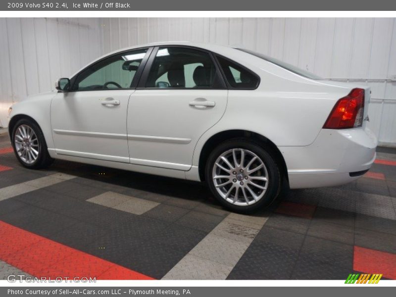 Ice White / Off Black 2009 Volvo S40 2.4i