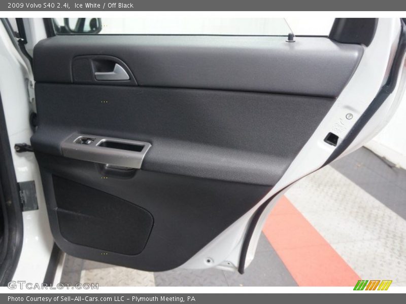 Ice White / Off Black 2009 Volvo S40 2.4i