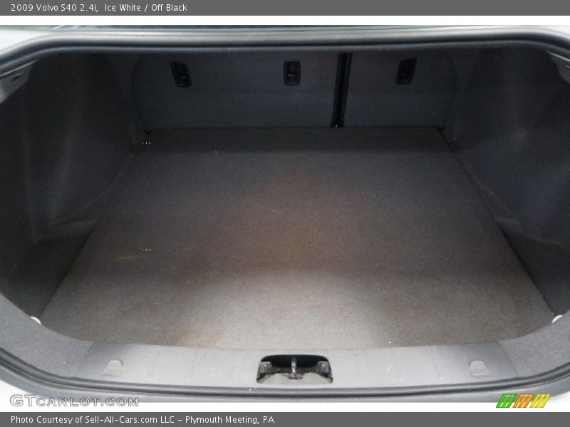 Ice White / Off Black 2009 Volvo S40 2.4i
