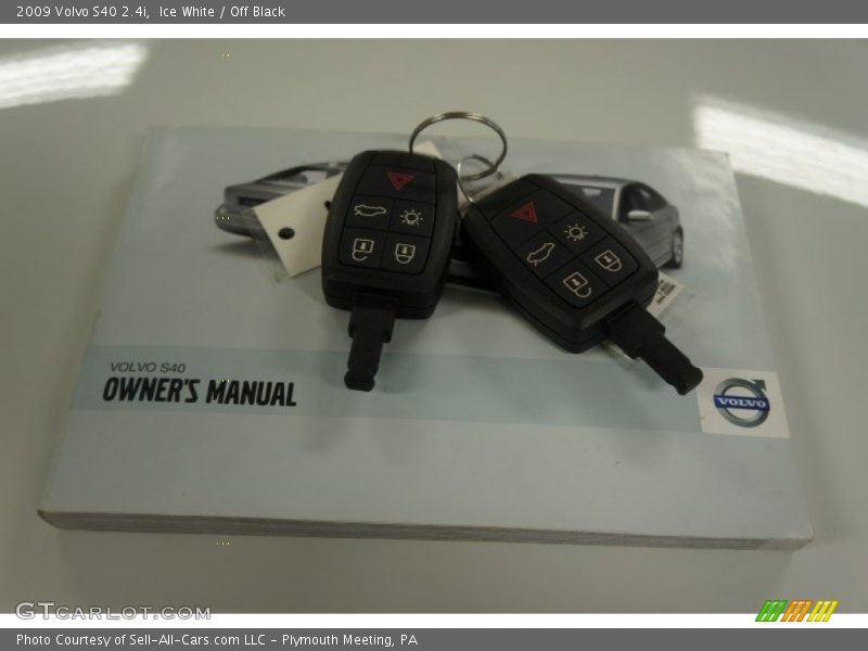 Ice White / Off Black 2009 Volvo S40 2.4i