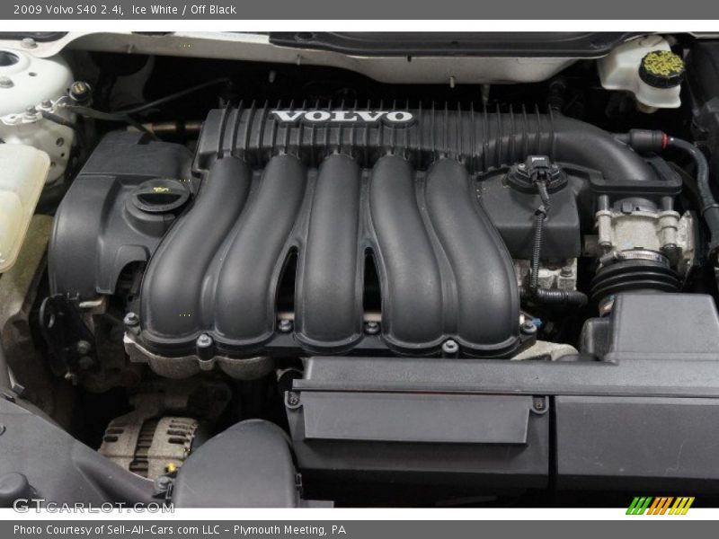 Ice White / Off Black 2009 Volvo S40 2.4i