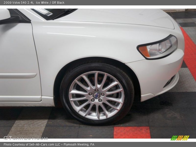 Ice White / Off Black 2009 Volvo S40 2.4i