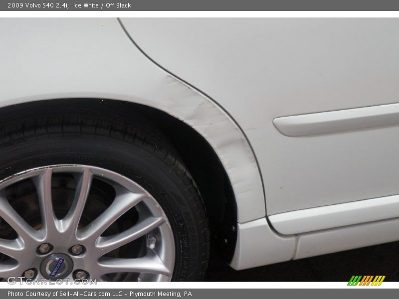 Ice White / Off Black 2009 Volvo S40 2.4i