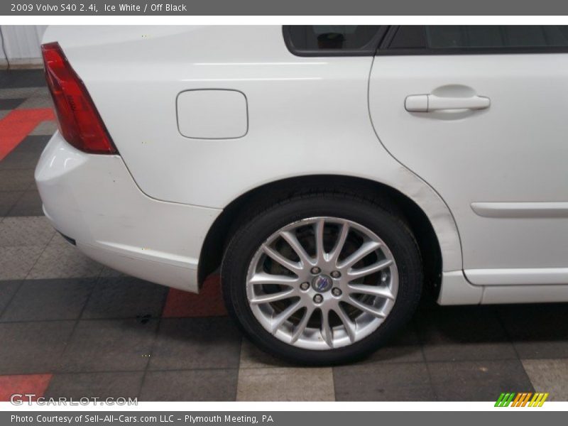 Ice White / Off Black 2009 Volvo S40 2.4i