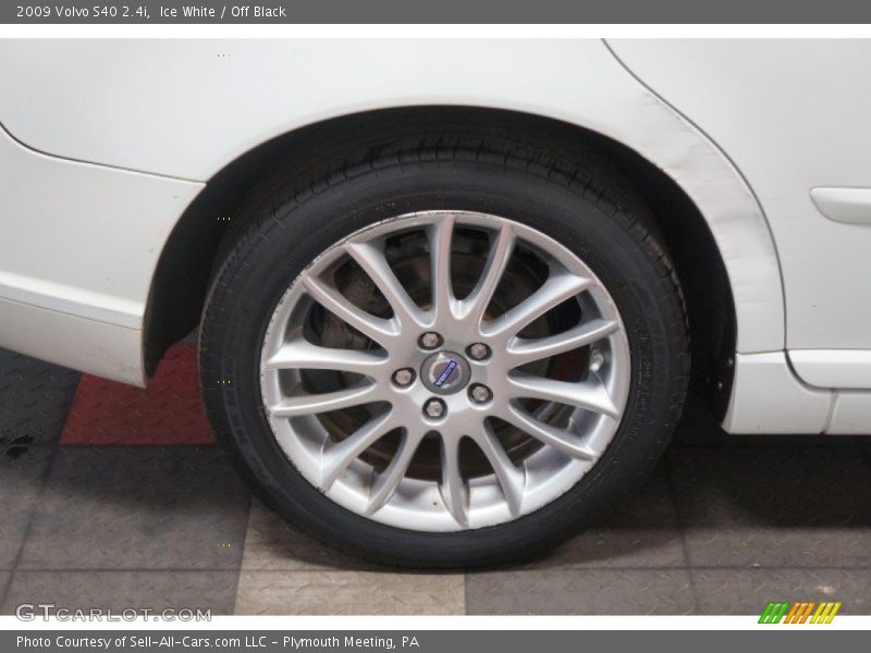 Ice White / Off Black 2009 Volvo S40 2.4i