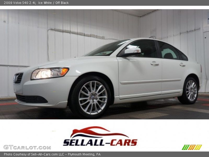 Ice White / Off Black 2009 Volvo S40 2.4i