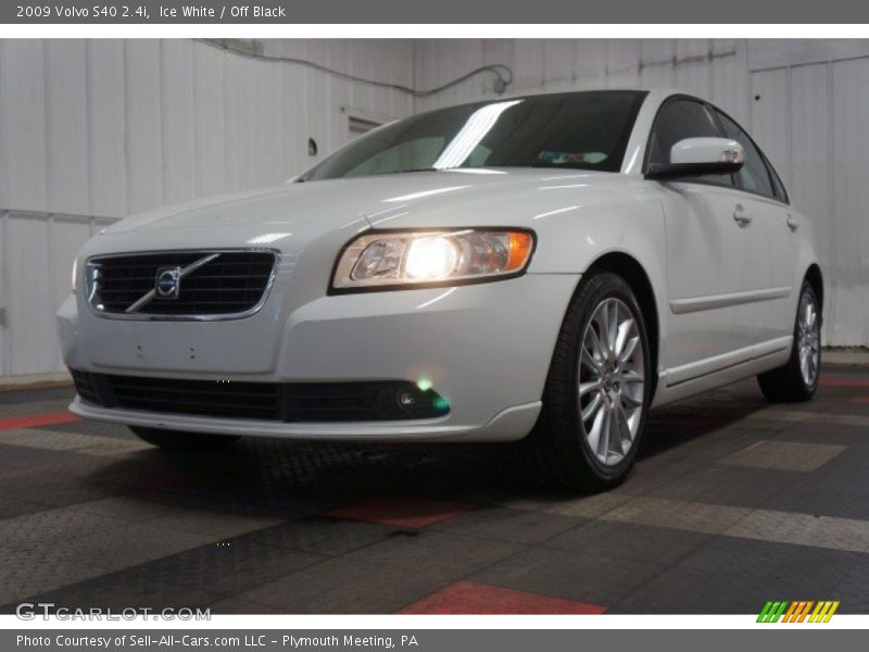 Ice White / Off Black 2009 Volvo S40 2.4i