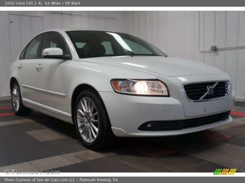 Ice White / Off Black 2009 Volvo S40 2.4i