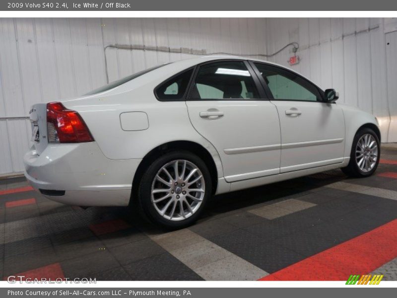Ice White / Off Black 2009 Volvo S40 2.4i