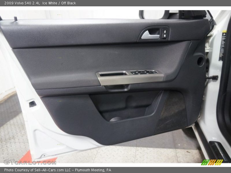 Ice White / Off Black 2009 Volvo S40 2.4i