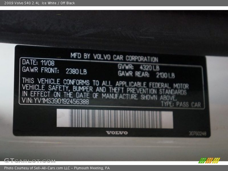 Ice White / Off Black 2009 Volvo S40 2.4i