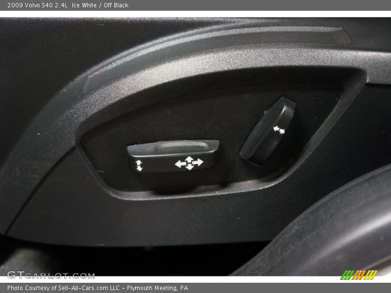 Ice White / Off Black 2009 Volvo S40 2.4i