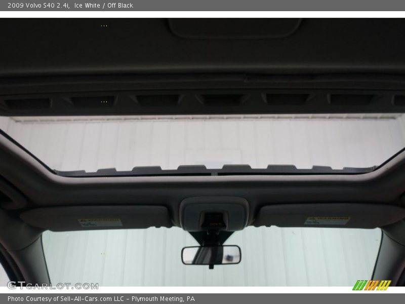 Ice White / Off Black 2009 Volvo S40 2.4i