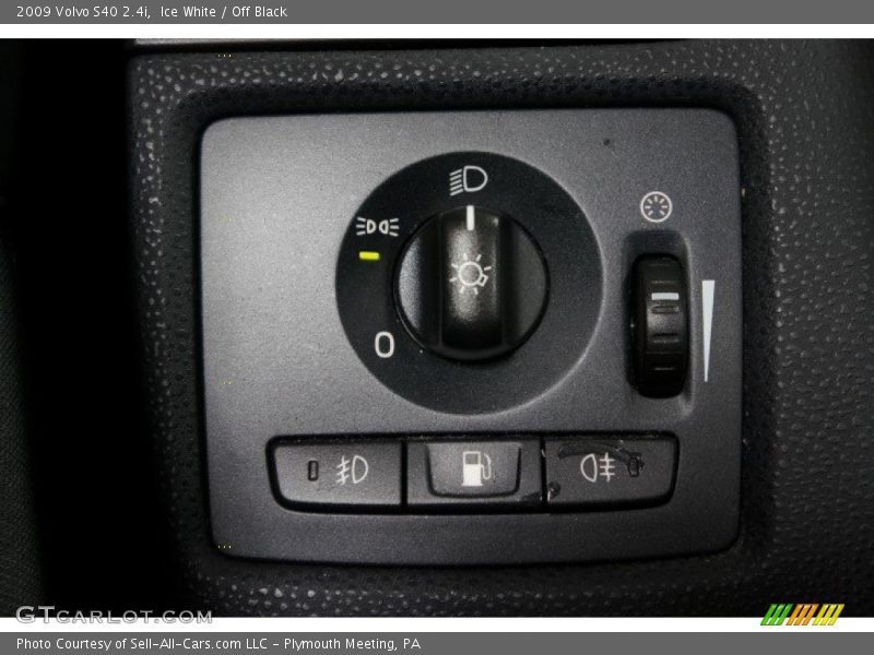 Ice White / Off Black 2009 Volvo S40 2.4i