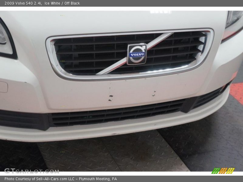 Ice White / Off Black 2009 Volvo S40 2.4i