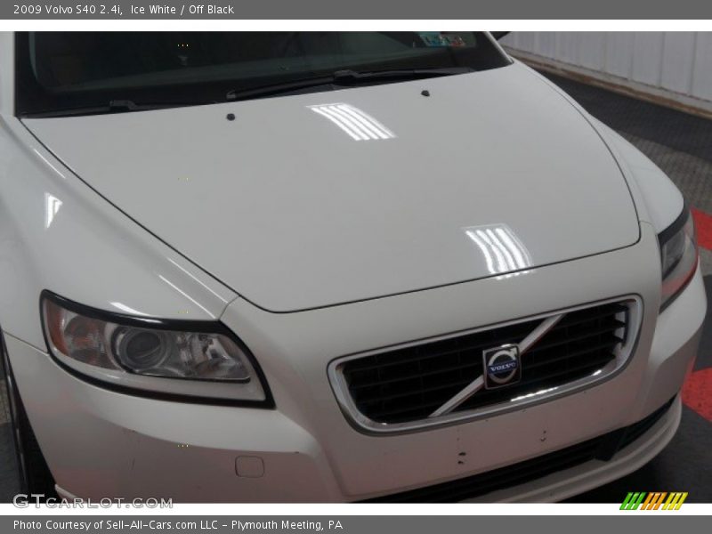 Ice White / Off Black 2009 Volvo S40 2.4i