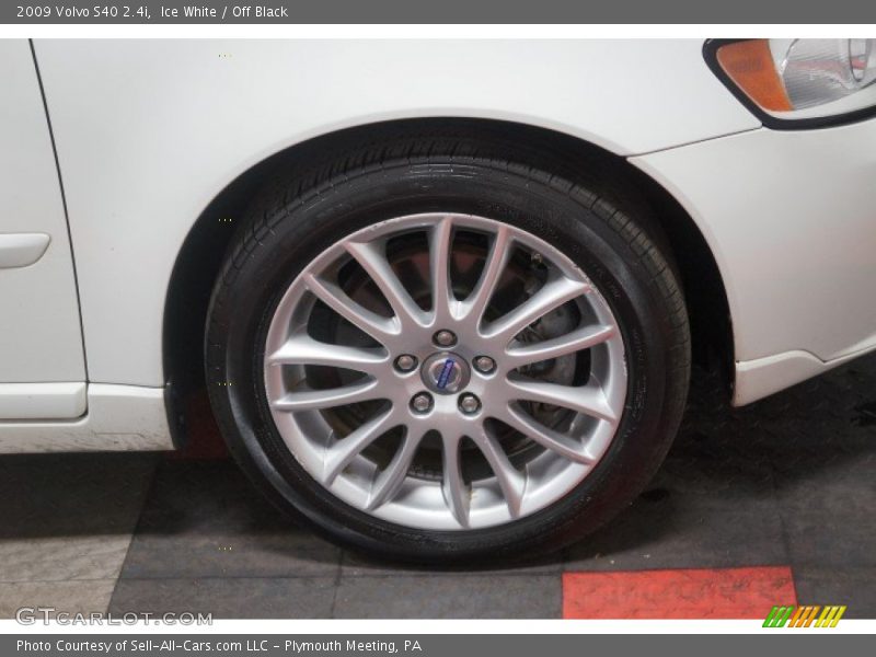 Ice White / Off Black 2009 Volvo S40 2.4i