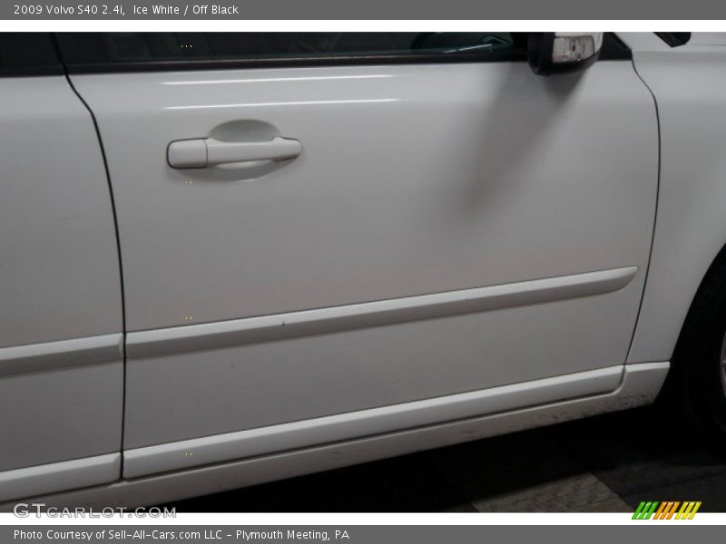 Ice White / Off Black 2009 Volvo S40 2.4i