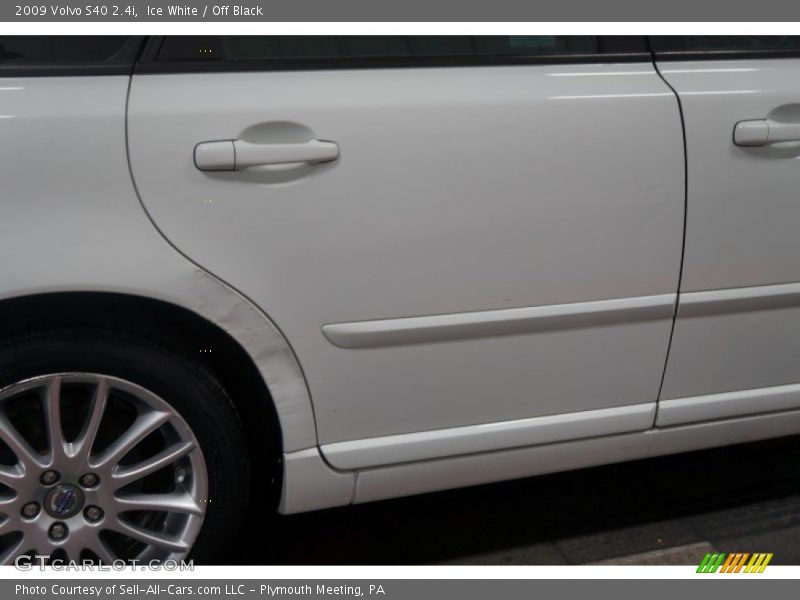 Ice White / Off Black 2009 Volvo S40 2.4i