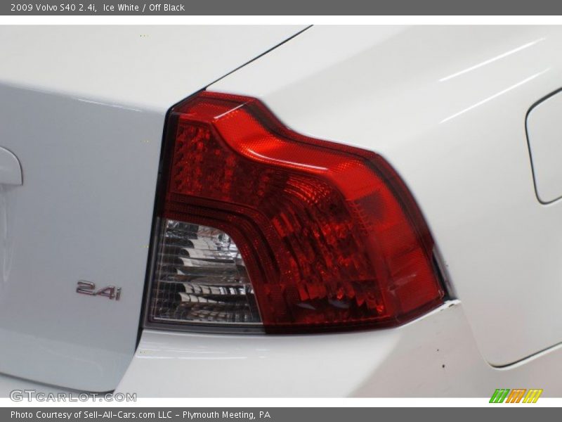 Ice White / Off Black 2009 Volvo S40 2.4i