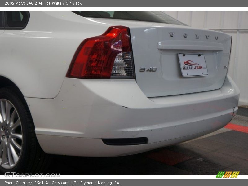 Ice White / Off Black 2009 Volvo S40 2.4i