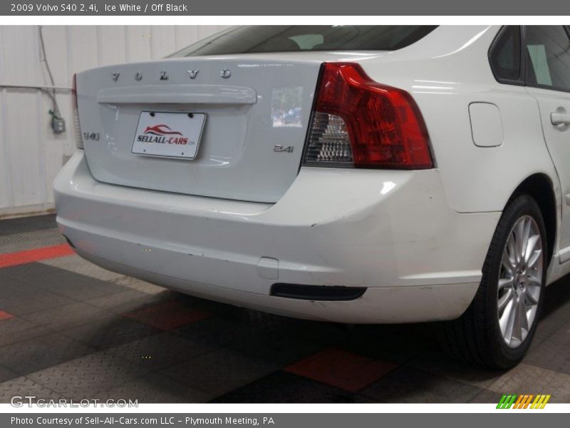 Ice White / Off Black 2009 Volvo S40 2.4i
