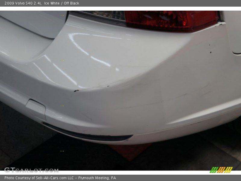 Ice White / Off Black 2009 Volvo S40 2.4i