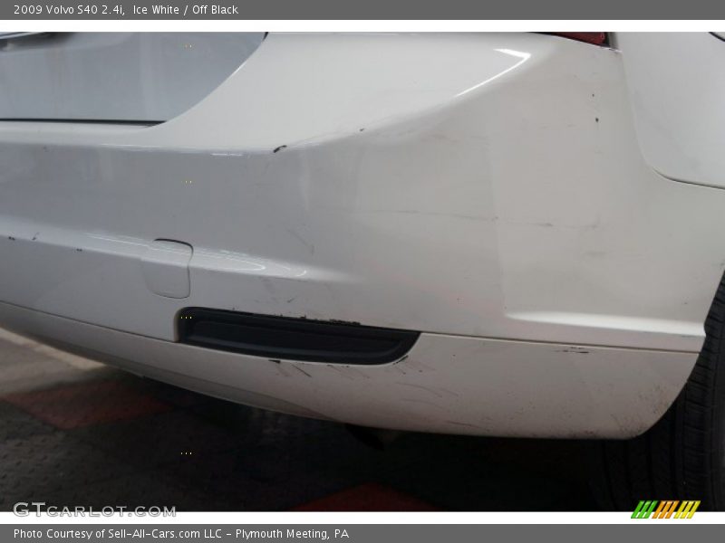 Ice White / Off Black 2009 Volvo S40 2.4i