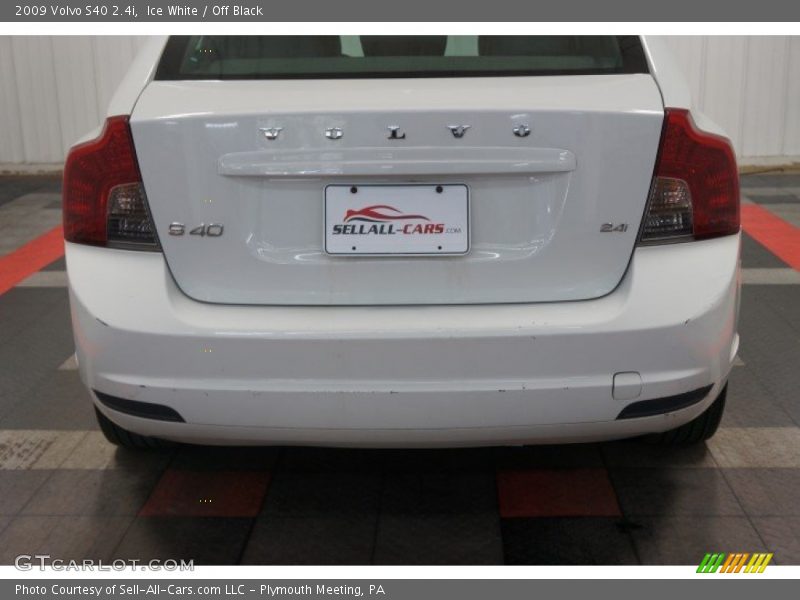 Ice White / Off Black 2009 Volvo S40 2.4i
