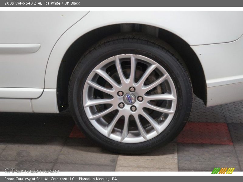 Ice White / Off Black 2009 Volvo S40 2.4i