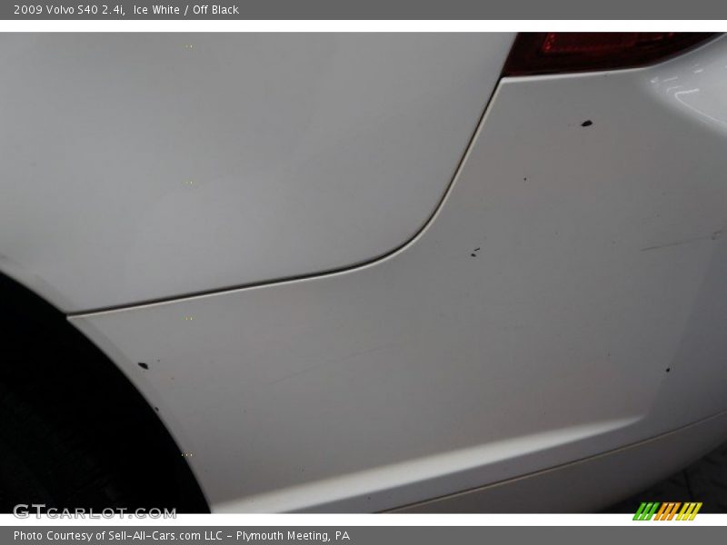 Ice White / Off Black 2009 Volvo S40 2.4i
