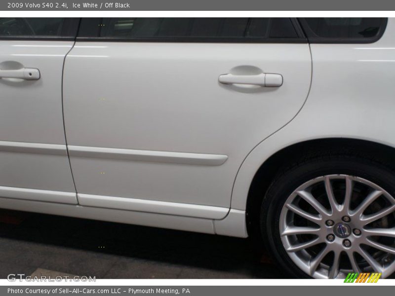 Ice White / Off Black 2009 Volvo S40 2.4i