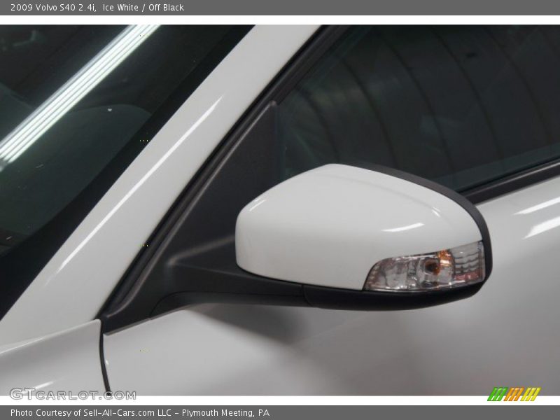 Ice White / Off Black 2009 Volvo S40 2.4i