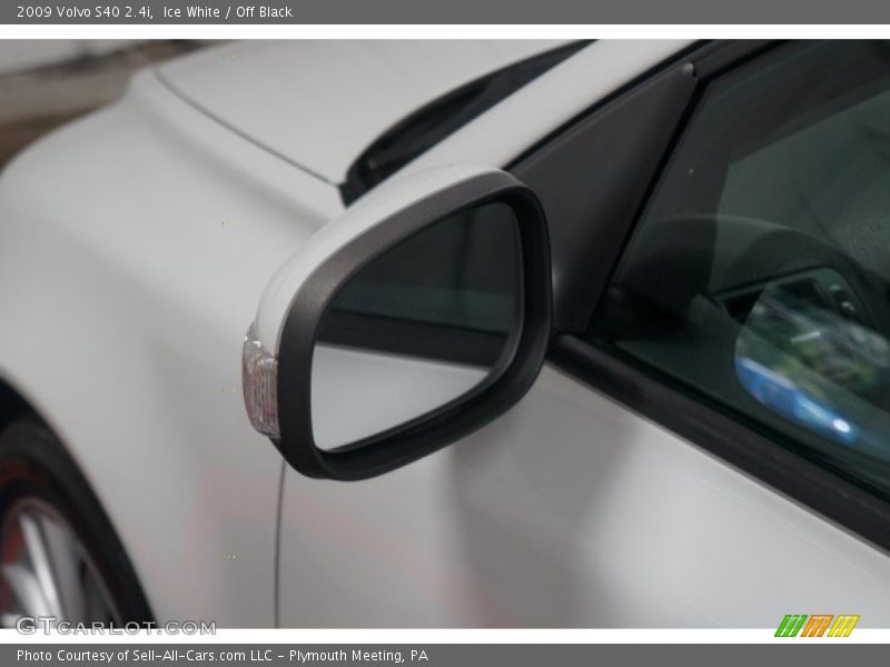 Ice White / Off Black 2009 Volvo S40 2.4i