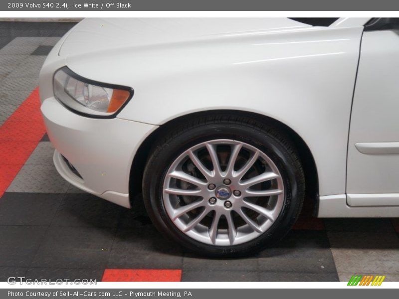 Ice White / Off Black 2009 Volvo S40 2.4i