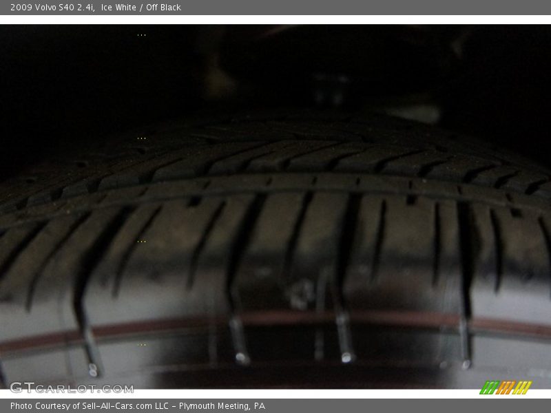 Ice White / Off Black 2009 Volvo S40 2.4i
