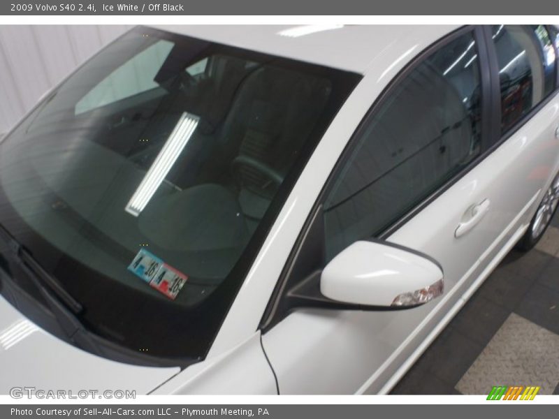 Ice White / Off Black 2009 Volvo S40 2.4i