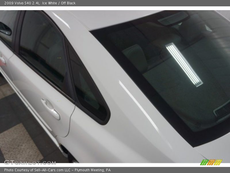 Ice White / Off Black 2009 Volvo S40 2.4i