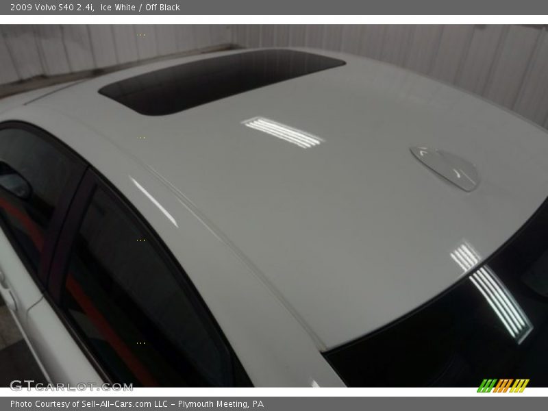 Ice White / Off Black 2009 Volvo S40 2.4i